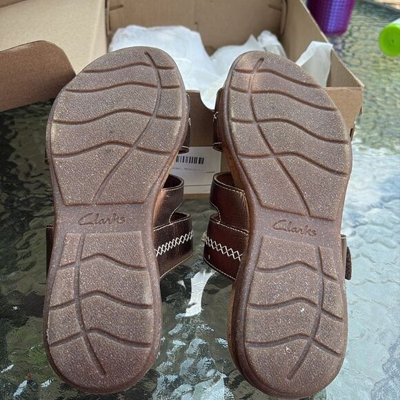 Clarks Bronze metallic Sandals with Decorative Stitching 6.5W - Picture 7 of 7
